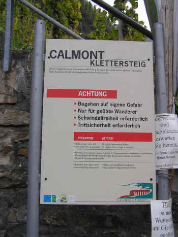 Warnung vor dem Klettersteig durch den steilsten Weinberg der Welt
